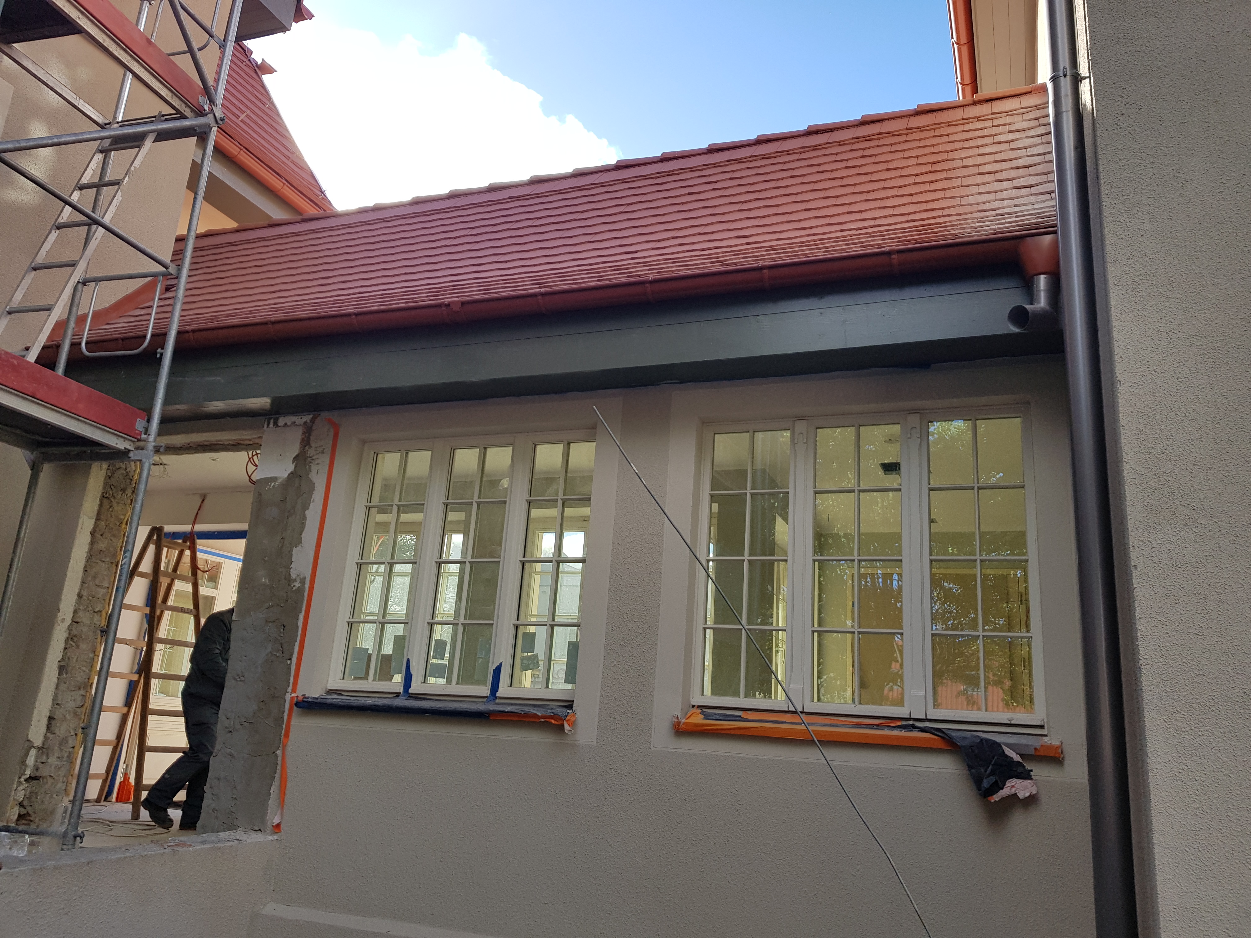Beżowa elewacja domu jednorodzinnego oraz dach - wykonanie Przedsiębiorstwo Remontowo Usługowe TremBud Iryna Trembach 