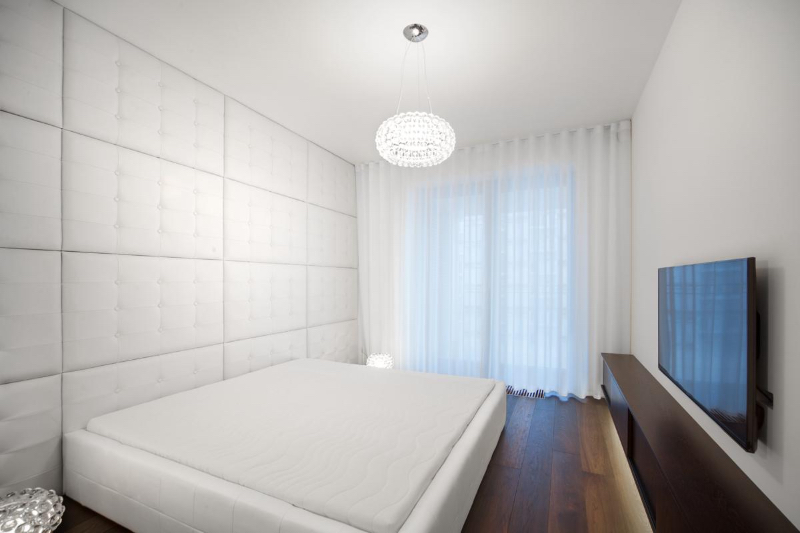 Sypialnia posiada tapicerowaną ścianę, stanowiącą jednocześnie wezgłowie łóżka, zapewniającą przytulną atmosferę oraz izolującą hałasy zewnętrzne.