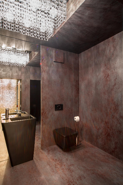 Łazienka - całość ścian, sufitu, podłogi, zabudowy meblowej – obłożone zostały płytami „laminam” w kolorze „rdzawego metalu”