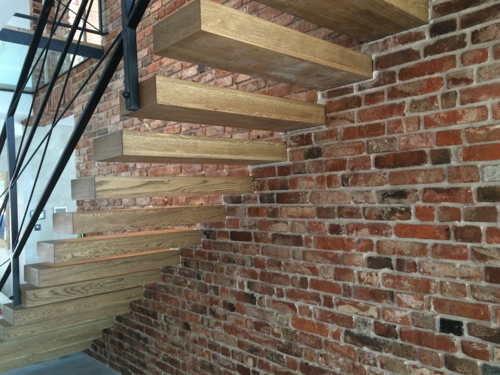 Drewniane schody proste, samonośne 