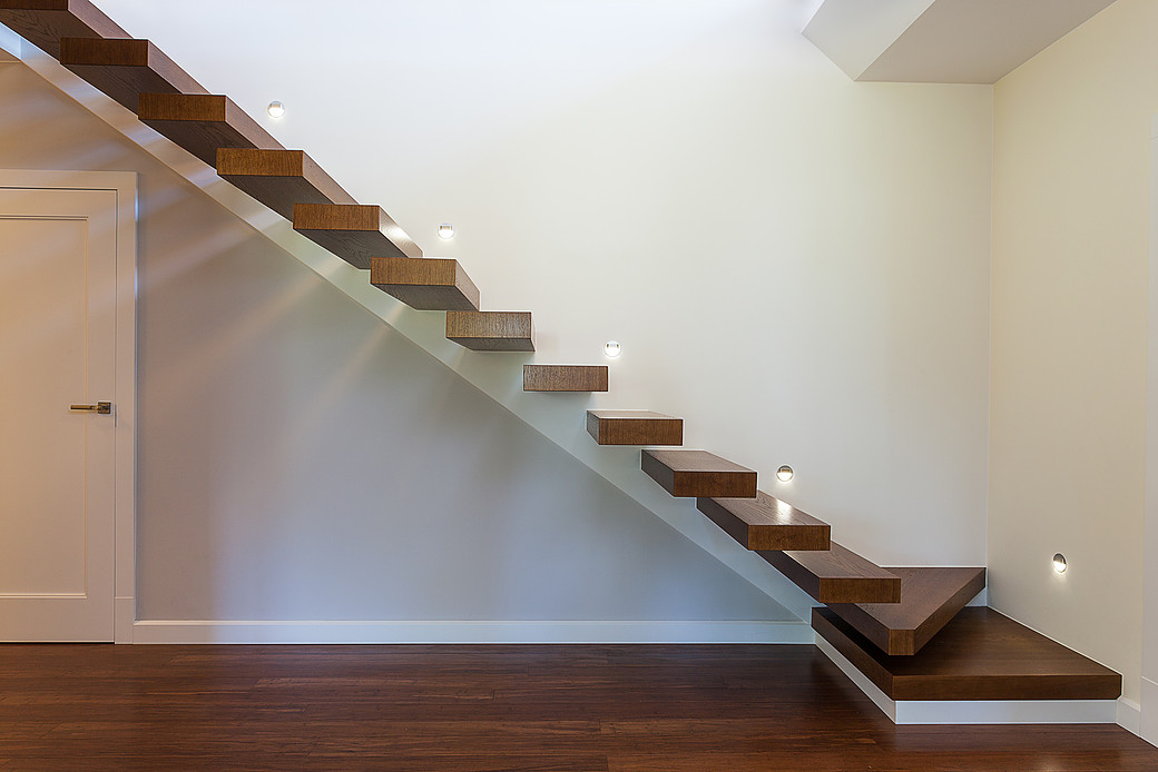 Drewniane schody proste, samonośne