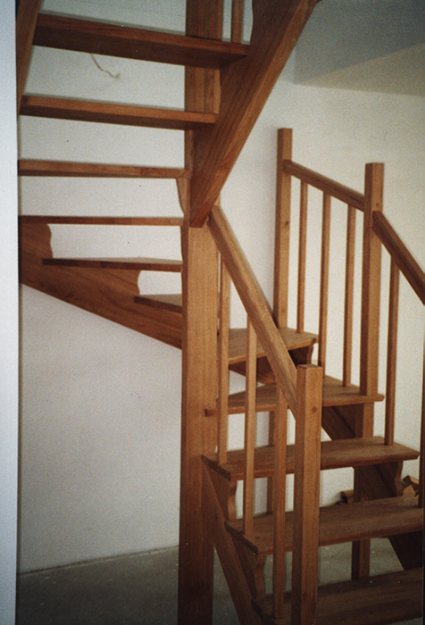 Drewniane schody wraz z balustradą