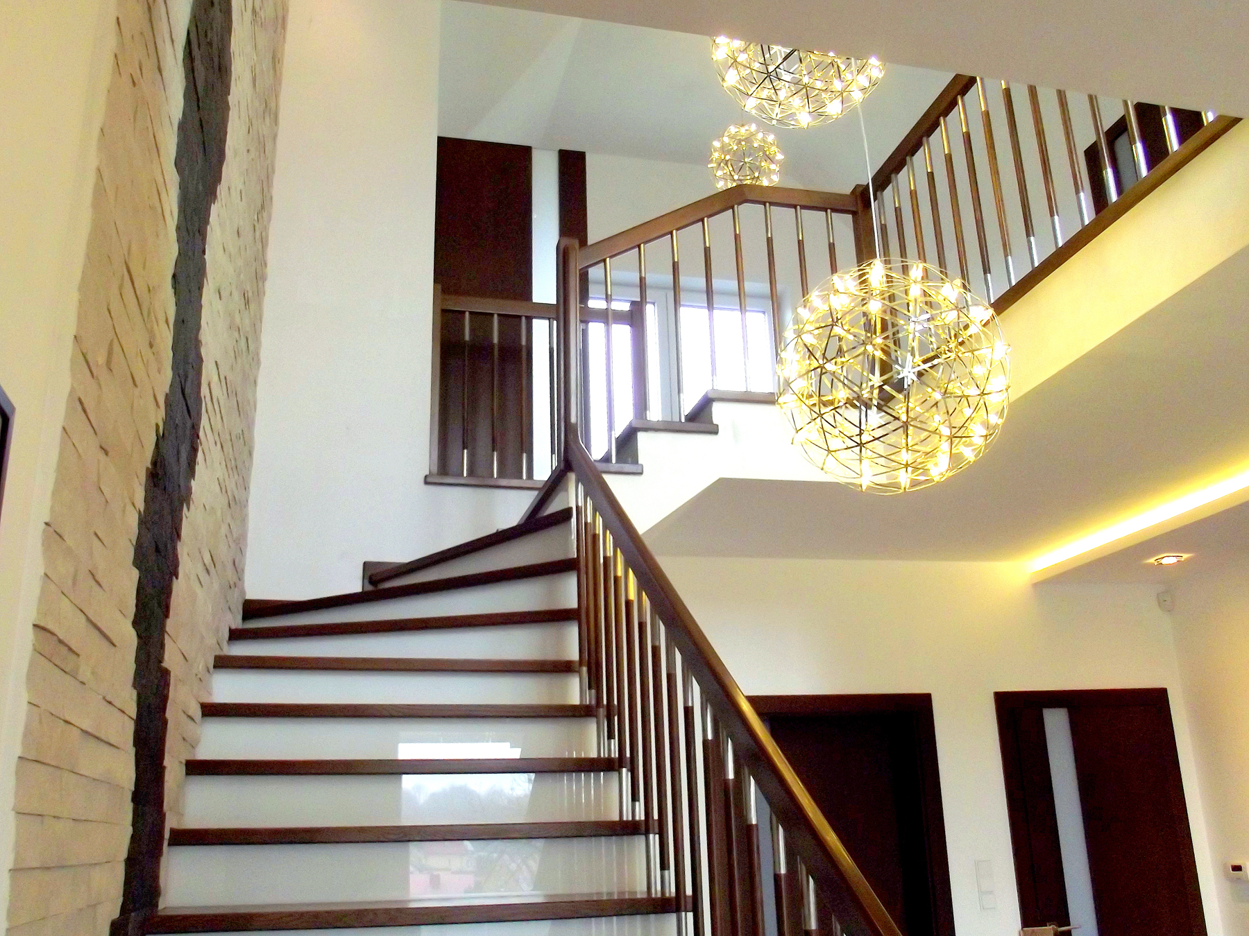 Drewniane schody oraz balustrada
