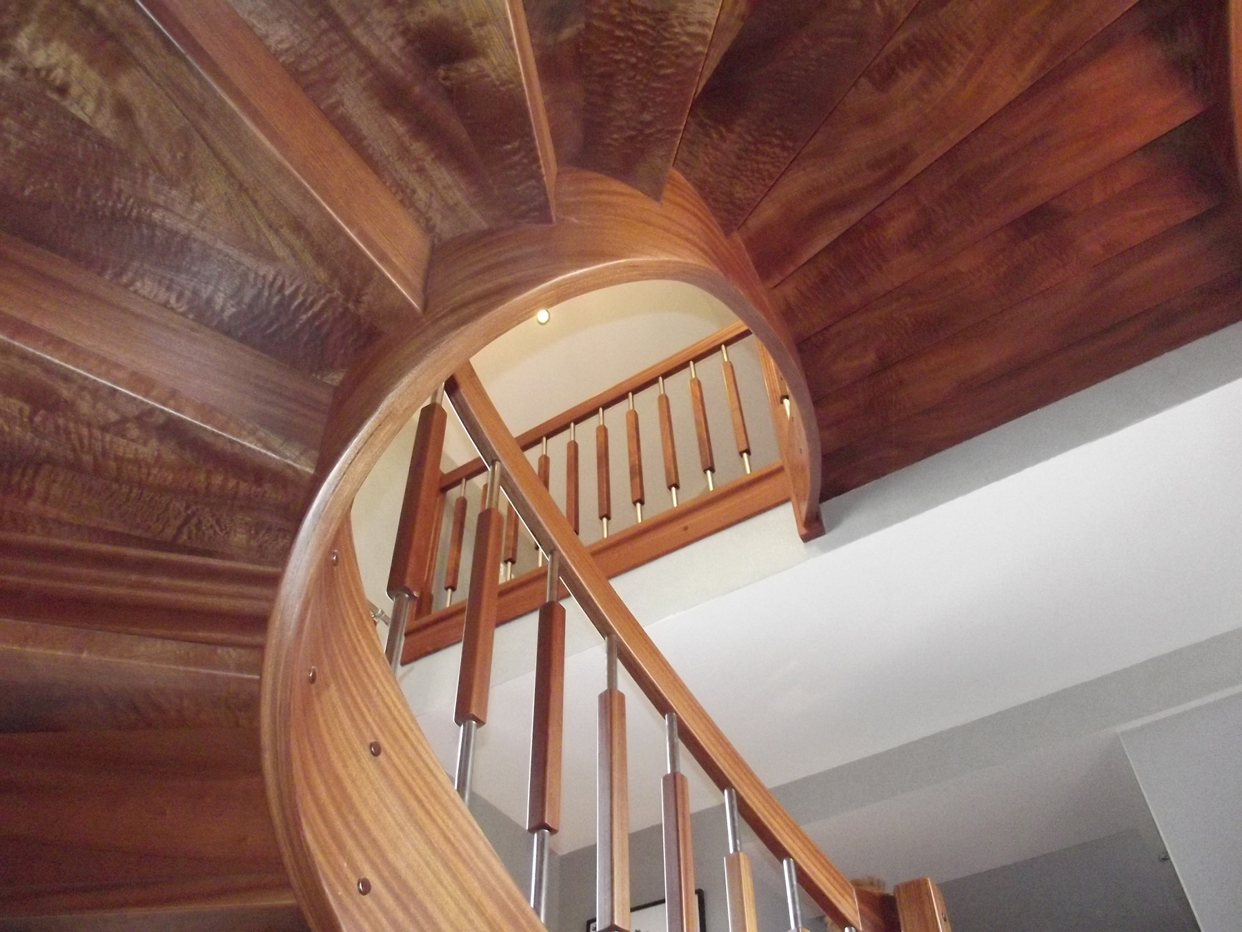 Drewniane schody wstęgowe