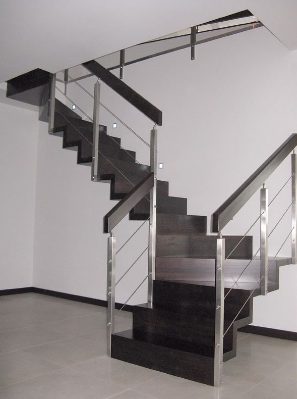 Nowoczesne schody z metalowym wykończeniem