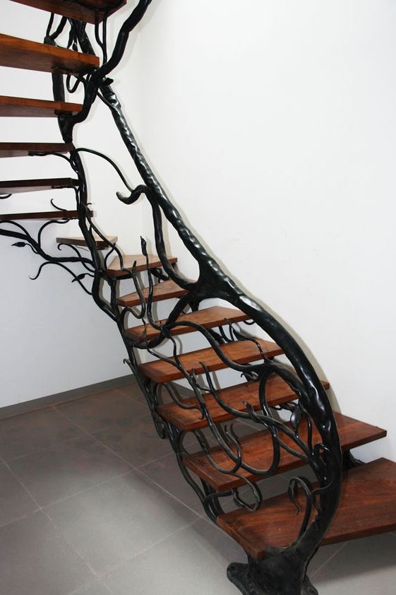 Stylowe schody z artystyczną balustradą
