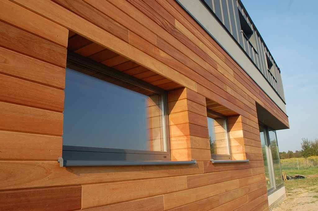 Drewniane elementy elewacji domu jednorodzinnego