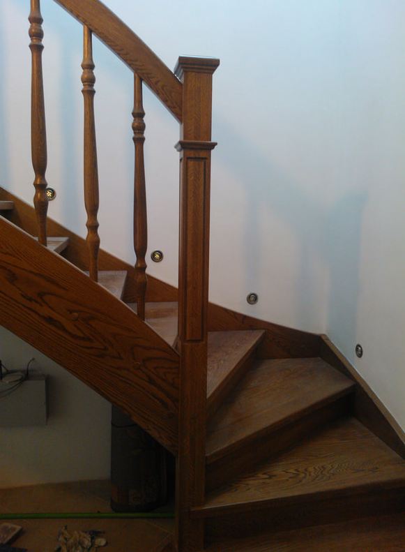 Drewniane schody policzkowe