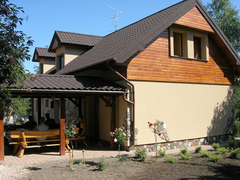 Dom jednorodzinny z elementami drewnianej elewacji