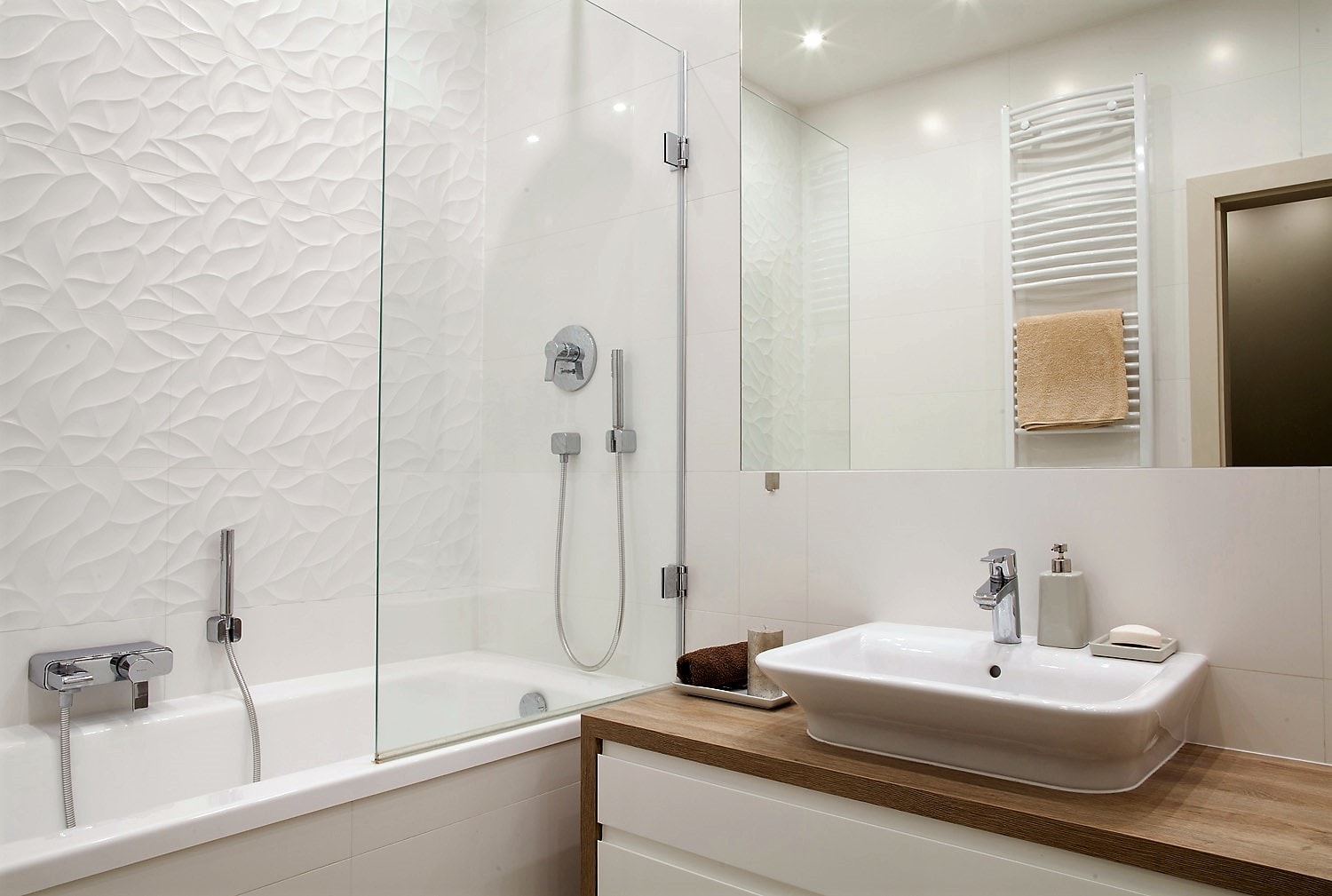 Biała nowoczesna łazienka z umywalką nadblatową 