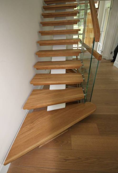 Drewniane schody z balustradą ze szkła