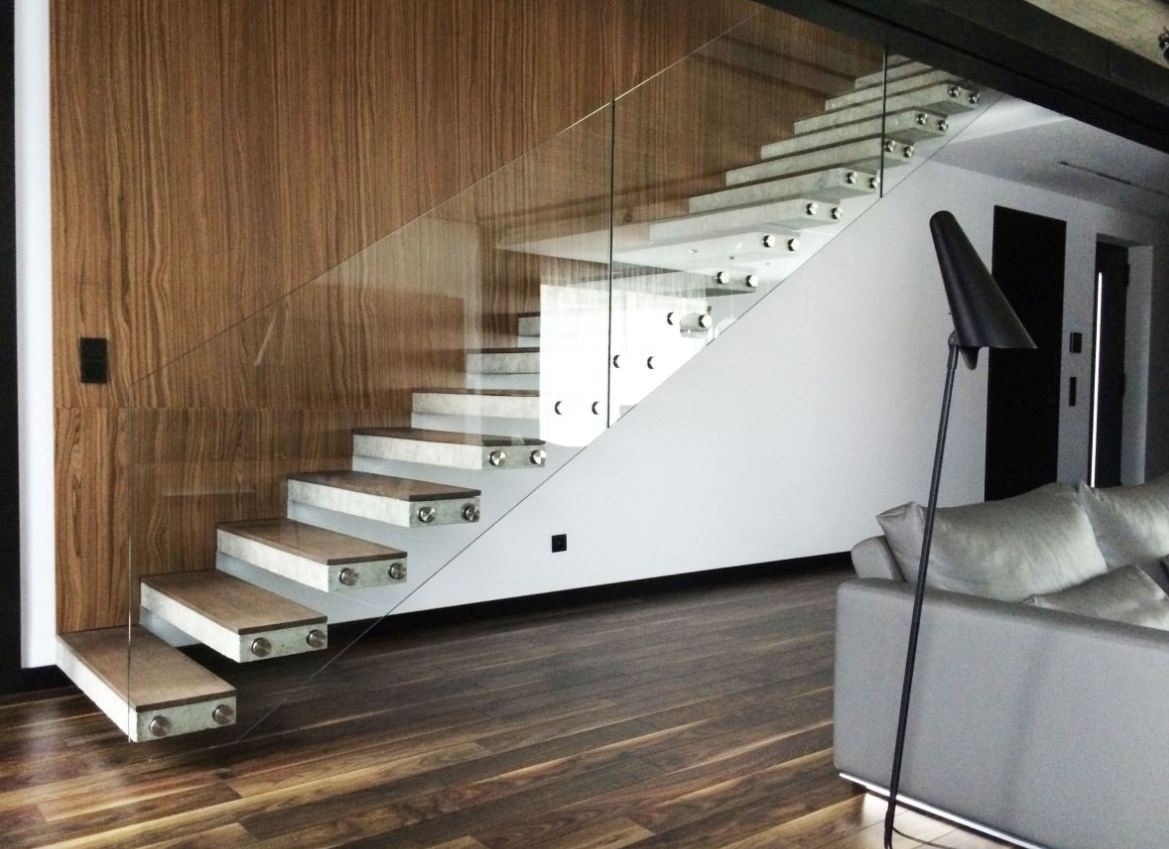 Półkowe schody ze szklaną balustradą