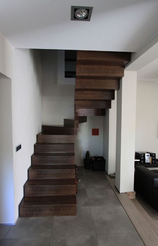 Nowoczesne schody dywanowe z ciemnego drewna