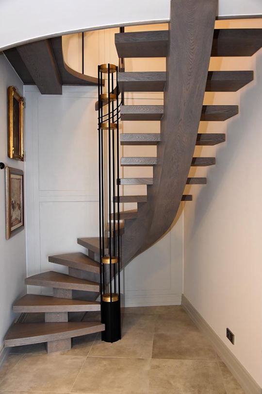 Drewniane schody kręte na konstrukcji z metalowym elementem