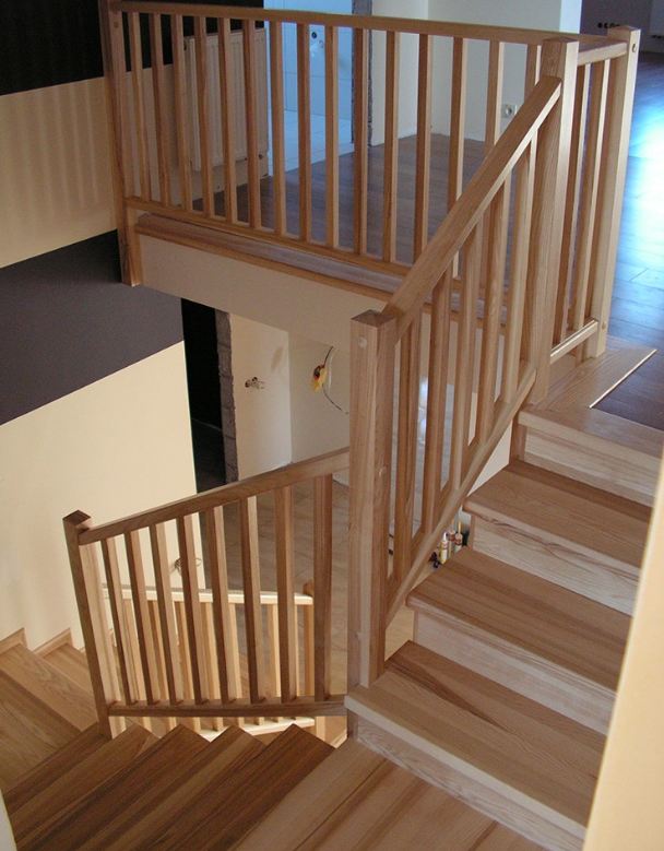 Klasyczne, drewniane schody z prostą balustradą