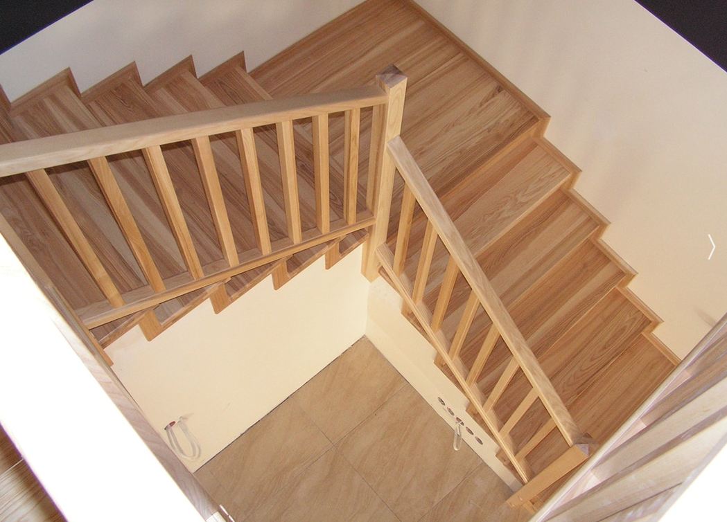 Klasyczne schody z jasnego drewna