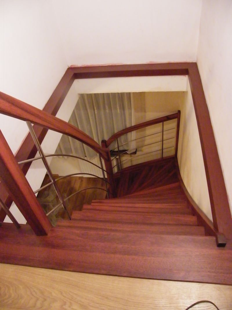 Drewniane schody z balustradą metalowo-drewnianą
