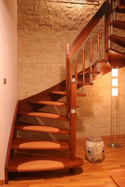 Drewniane schody policzkowo-sztycowe