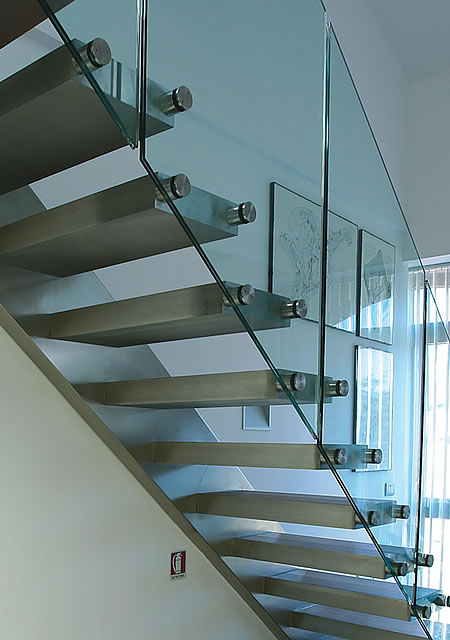 Metalowe schody ze szklaną balustradą