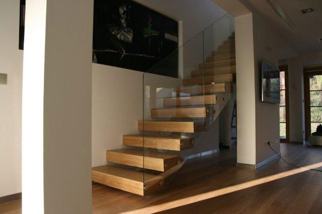 Grube, drewniane schody ze szklaną balustradą