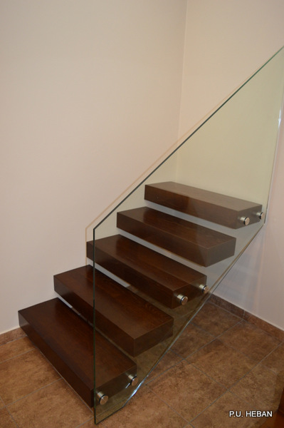 Propozycja schodów wspornikowych ze szklaną balustradą