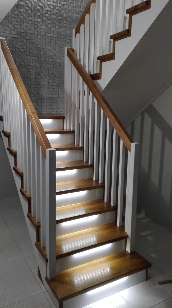 Drewniane schody na beton z podświetleniem stopni
