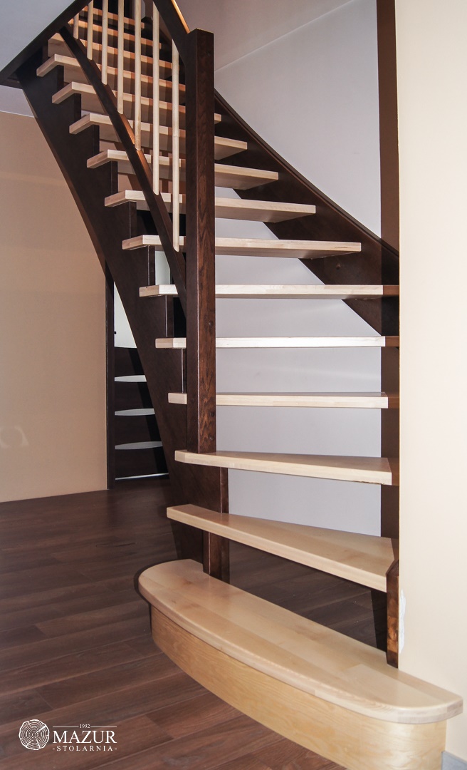 Drewniane, dwukolorowe schody policzkowe
