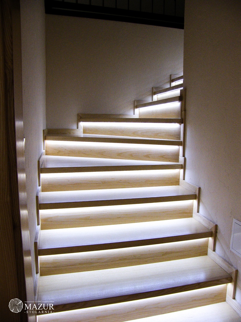 Schody wbudowane z podświetleniem stopni