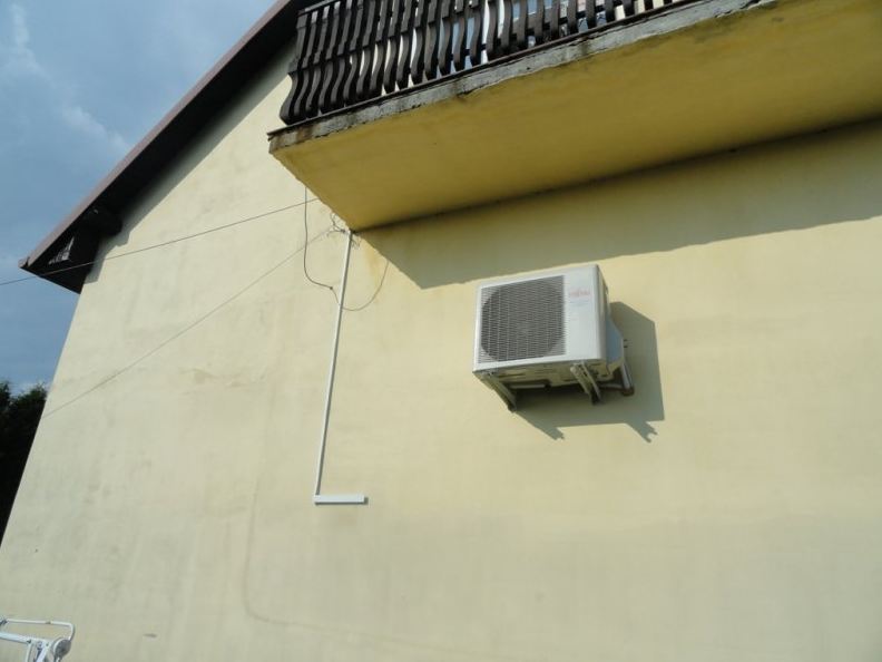 Klimatyzacja widziana z zewnątrz budynku