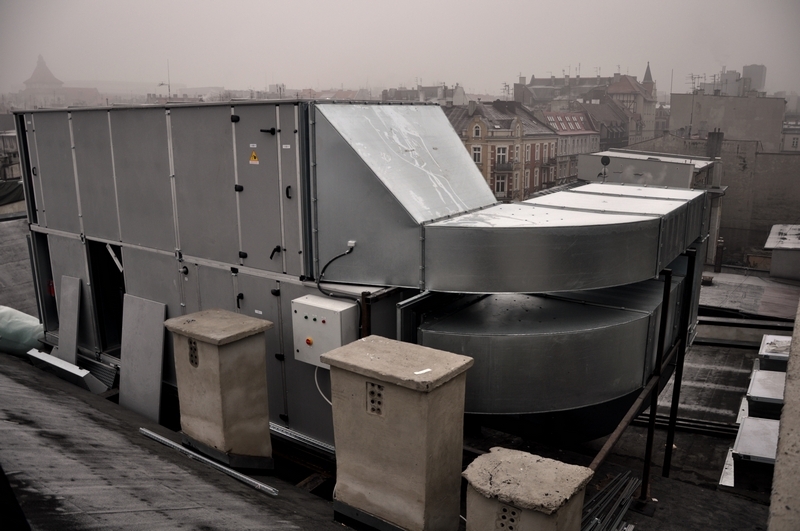 Kominy wentylacyjne na dachu budynku - Katowice