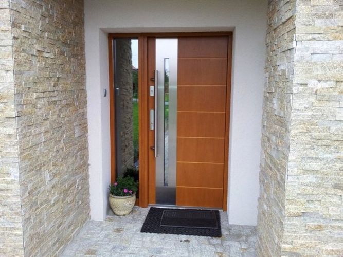 Drzwi drewniane zewnętrzne z elementem szkła