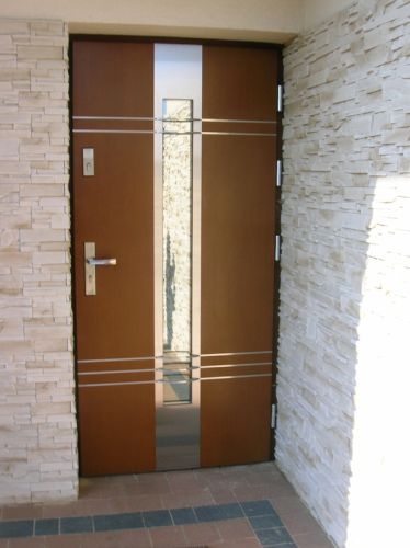 Drzwi wejściowe z dekoracyjnymi elementami
