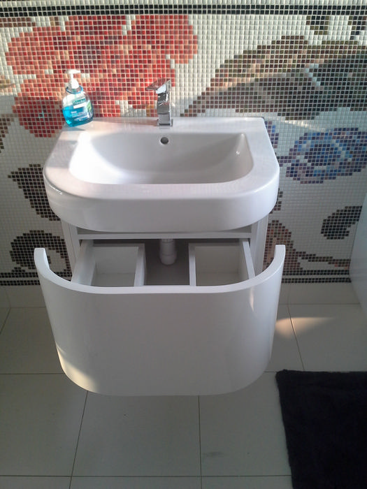 Funkcjonalna szafka na wymiar pod umywalkę
