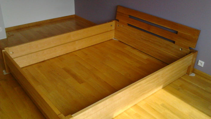 Rama łóżka wraz z zagłówkiem z drewna