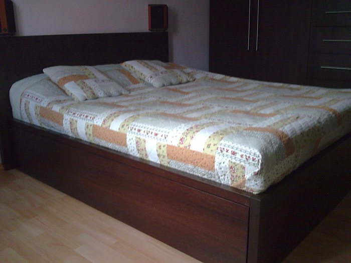 Drewniane łóżko ze schowkiem