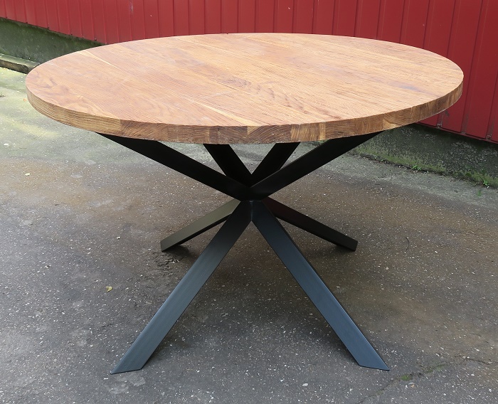 Stół okrągły z blatem drewnianym i stalową ozdobną nogą