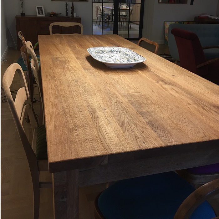 Postarzany stół z litego drewna dębowego