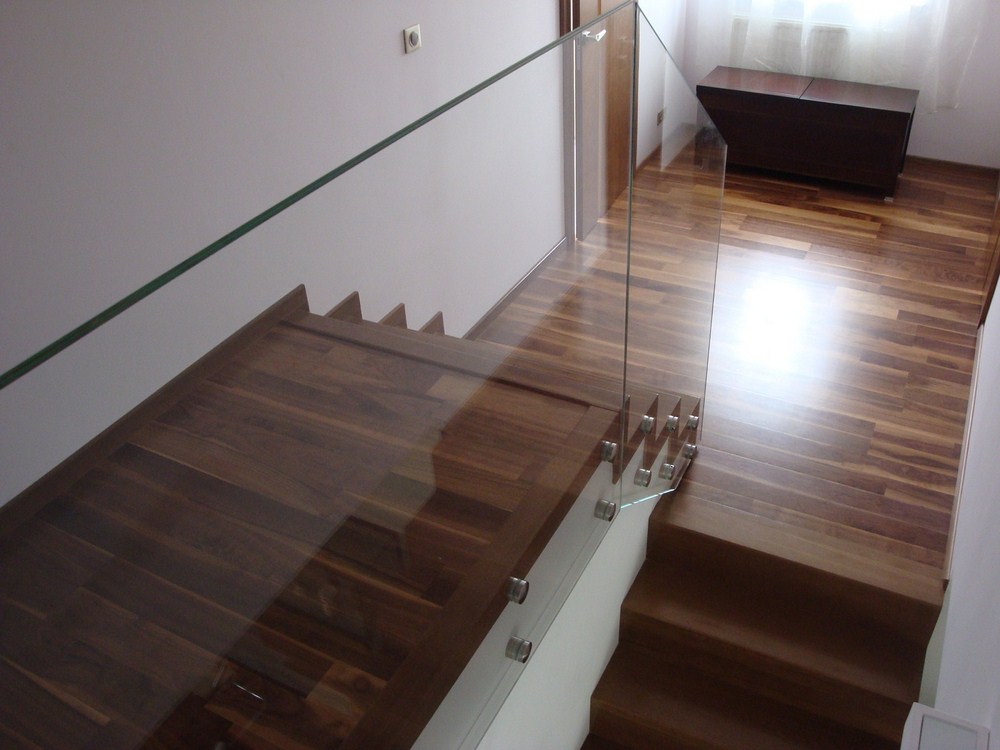 Nowoczesne schody dębowe, lakierowane ze szklaną balustradą