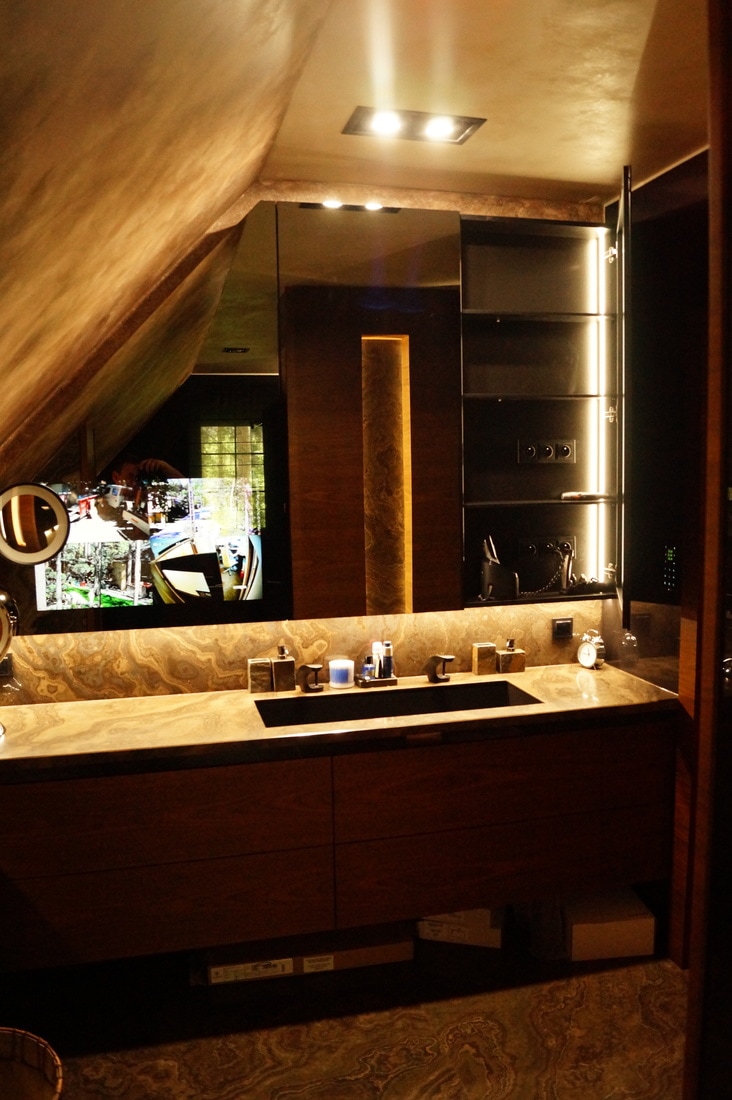 Zabudowa łazienkowa pod umywalkę oraz szafka z lustrem na wymiar