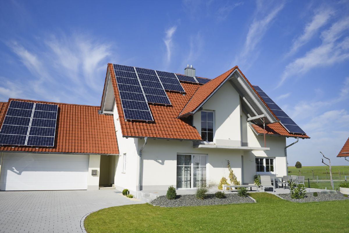 Dom jednorodzinny z panelami słonecznymi na dachu