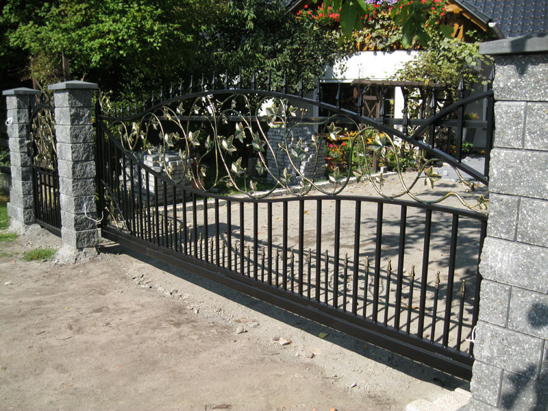 Brama przesuwna zdobiona