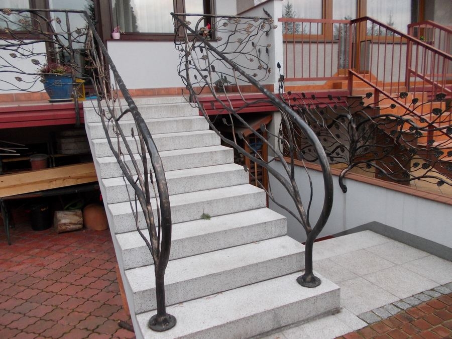 Artystycznie zdobiona balustrada schodów