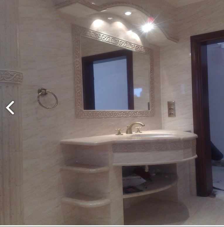 łazienka, blat wykonany z marmuru Breccia