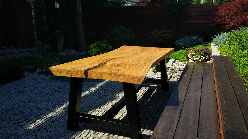 Stół z jednego kawałka drewna w ogrodzie 