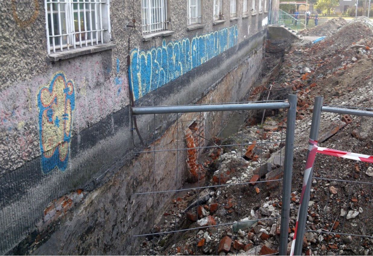 Odkopanie fundamentów oraz czyszczenie ścian piwnicznych, przygotowanie do hydroizolacji oraz ocieplenia