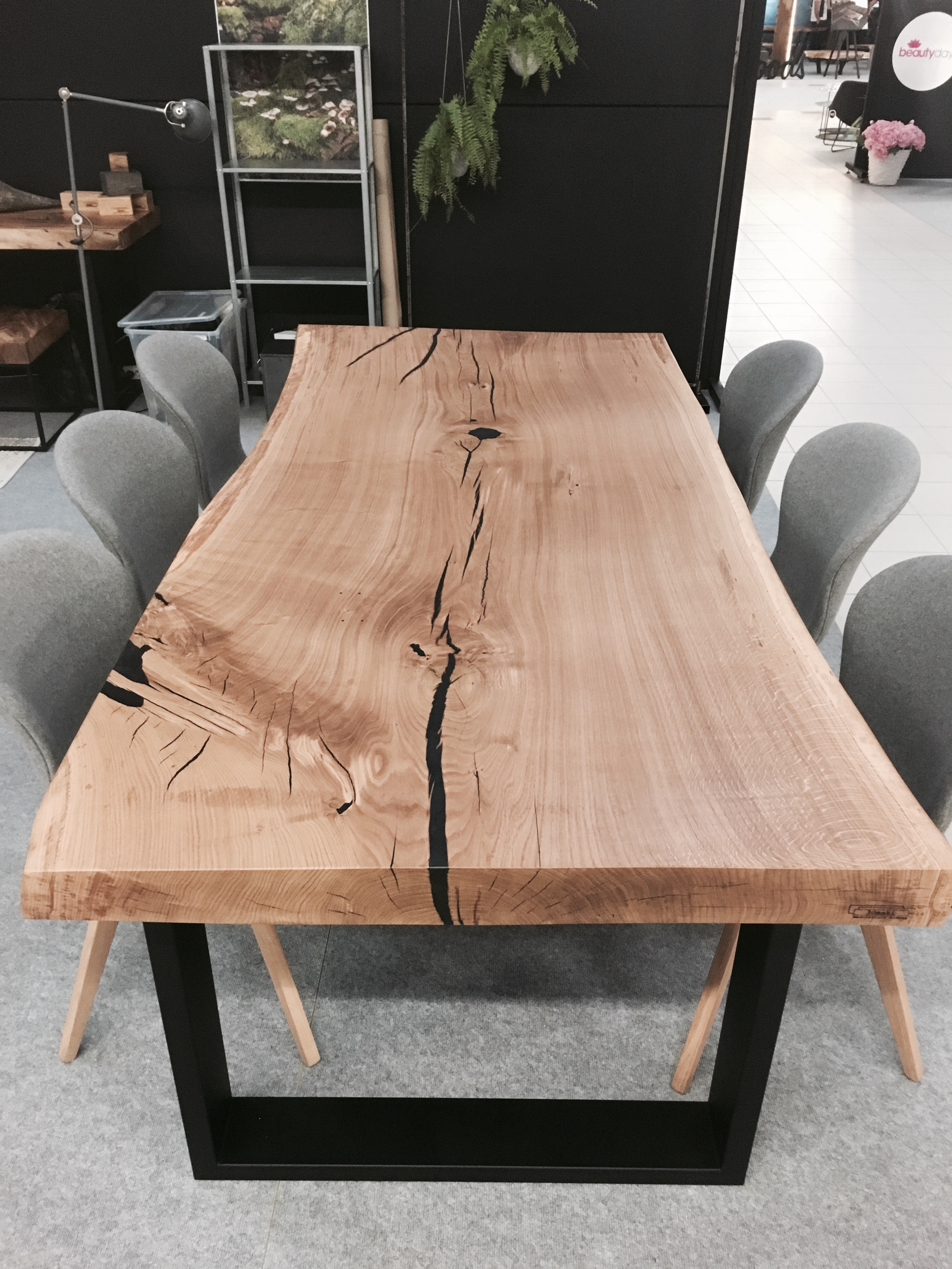 Drewniany stół do jadalni 