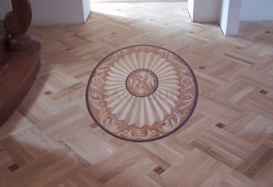 Mozaika pałacowa dębowa z intarsją z różnych gatunków drewna.
