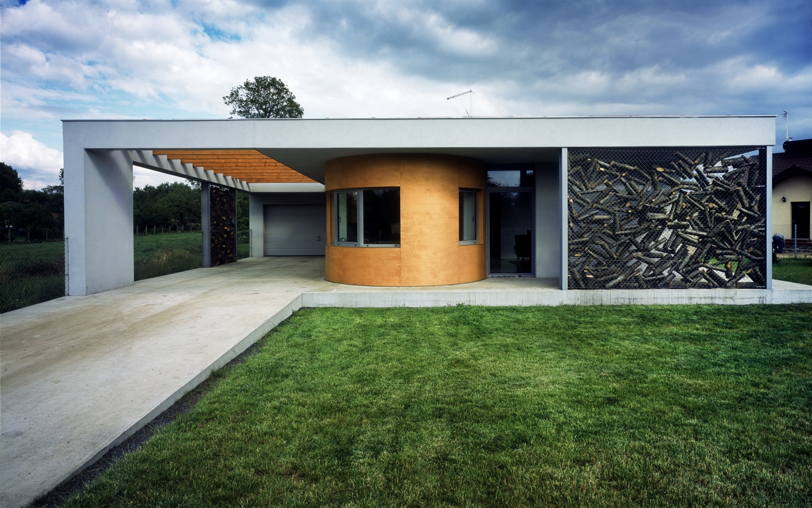 Dom z kapsułą - nowoczesny dom z elementami drewna w elewacji. Dom parterowy o powierchni użytkowej ponad 100 metrów 