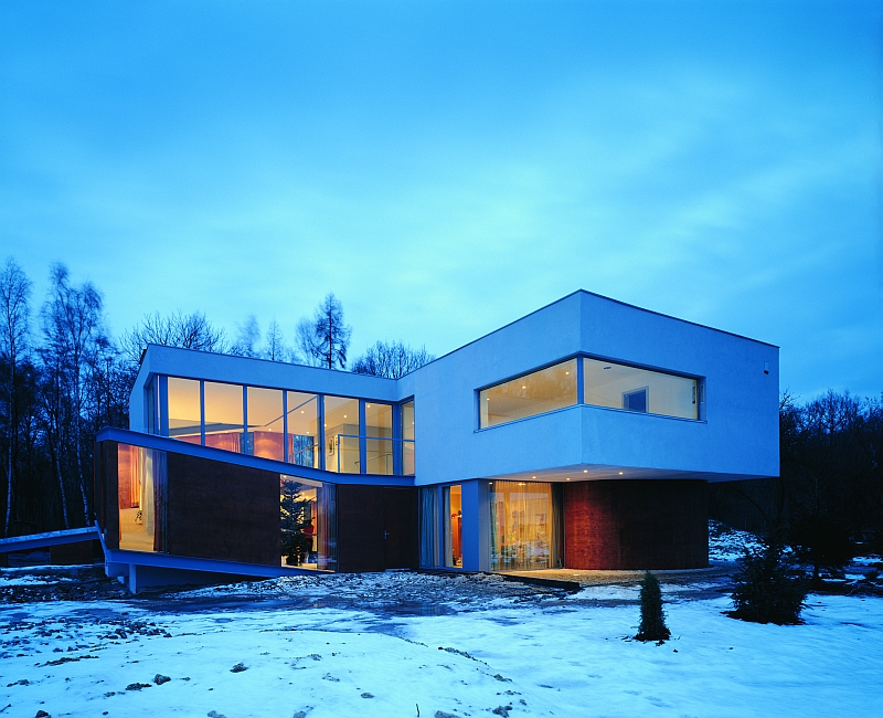 Dom o prostokątnej bryle - okna i odpowiednie oświetlenie dodają charakteru i podkreślają nowoczesny charakter domu 