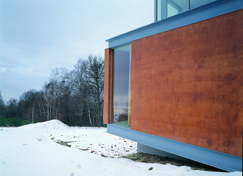 Dom na nierównej powierzchni - inspiracja dom nowoczesny z elewacją drewnianą 